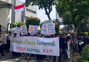 Pelayanan Batalyon C Pelopor Satbrimob Polda dalam Aksi Damai di DPRD DKI Jakarta