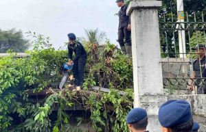 Batalyon B Pelopor Satbrimob dan Warga Cipinang Bersatu Bersihkan Lingkungan