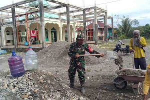 Babinsa Mapurujaya dan Warga Gotong Royong Bangun Masjid