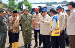 Panglima TNI Dampingi Prabowo Tinjau Pengungsian Korban Bencana di Bireuen