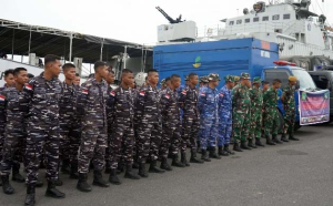 200 Ton Bantuan Kemanusiaan dari Riau Diberangkatkan TNI AL ke Aceh