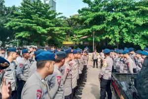 Brimob Batalyon C Pelopor Berikan Pelayanan Humanis Pada Aksi Aspirasi di Mahkamah Agung