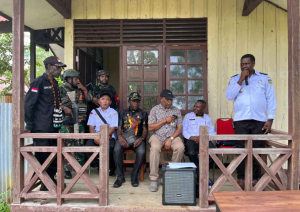 Babinsa Pos-Ramil 1714-07/Fawi Dampingi Penyaluran BLT Dana Desa di Distrik Fawi