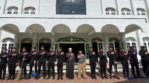 Batalyon B Pelopor Brimob PMJ Gelar Jumat Peduli, Masjid Al-Makmur Klender Dibersihkan