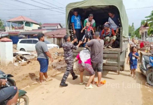 Lanal Sibolga Jemput Bola: Salurkan Bantuan ke Korban Banjir dan Longsor Sibolga-Tapteng