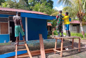 Babinsa Mapurujaya Gelar Komsos dan Bantu Warga Bangun Rumah di Kampung Hiripau