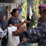 Kodaeral I Gunakan Along-Along, Prajurit TNI AL Tembus Desa Terisolir Salurkan Bantuan Bencana