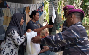 Kodaeral I Gunakan Along-Along, Prajurit TNI AL Tembus Desa Terisolir Salurkan Bantuan Bencana