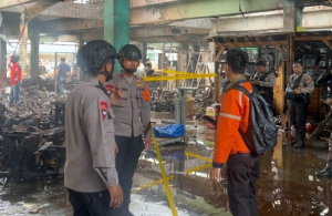 Brimob PMJ Sigap Amankan Pasar Induk Kramat Jati Usai Kebakaran