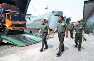 Kapal ADRI XCII-BM Bawa Bantuan Kemanusiaan untuk Tiga Wilayah Bencana di Sumatera