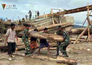 TNI Bersama Warga Bangun Jembatan Darurat untuk Pulihkan Akses Warga Gayo Lues