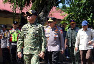 Panglima TNI Dampingi Presiden RI Tinjau Pengungsi Pascabencana di Sumbar