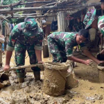 TNI Turun Tangan Bersihkan Rumah Lansia Terdampak Banjir di Pidie