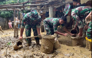 TNI Turun Tangan Bersihkan Rumah Lansia Terdampak Banjir di Pidie