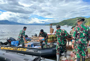 TNI Tempuh 12 Mil Lintasi Danau Singkarak untuk Salurkan Bantuan