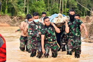 Satgas Gulben Kodam I/BB Temukan dan Evakuasi Korban Banjir di Tapanuli Selatan