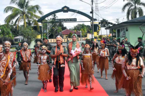 Tarian Adat Kamoro Sambut Kedatangan Dandim 1710/Mimika