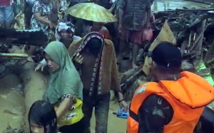 Prajurit TNI Sigap Evakuasi Warga Terdampak Banjir di Batangtoru