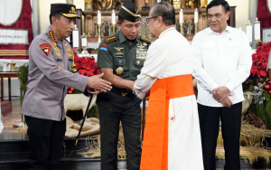 Panglima TNI Dampingi Menko Polkam Tinjau Pengamanan Gereja Jelang Natal 2025
