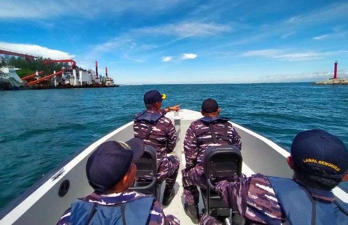 Danlanal Bengkulu Laksanakan Pengecekan Alur Masuk Pelabuhan Pulau Baai - Foto Istimewa