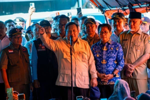 Panglima TNI Dampingi Prabowo Tinjau Posko Pengungsian dan Dapur Lapangan di Padang Pariaman
