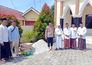 Kapolsek Cabangbungin Salurkan Bantuan Material ke Masjid Jami’e Nurul Huda