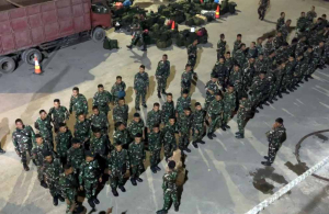 KRI Teluk Banten-516 TNI AL Debarkasi Personel dan Salurkan Bantuan Logistik di Belawan