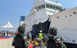 Prajurit Hiu Perkasa Amankan Kunjungan Kapal Perang India ICGS Vigraha 39