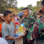 Prajurit TNI Tempuh Puluhan Kilometer, Pikulan Logistik Jadi Penyelamat Warga Terisolir di Sitahuis