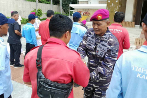 Sentuhan Kepedulian Prajurit Hiu Perkasa di TMP Kalibata Lewat Jumat Berkah
