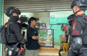 Satbrimob PMJ Sita 80 Botol Miras Ilegal dalam Operasi Jabar Manunggal di Depok
