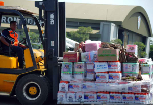 TNI Salurkan Logistik ke Wilayah Terisolasi dengan Metode Airdrop