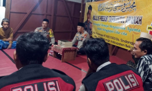 Kapolsek Cabangbungin Serahkan Wakaf Al-Qur’an di Majelis Presisi Tarbiyatul Amanah