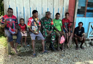 Jelang Natal, Babinsa Fawi Perkuat Kebersamaan dengan Warga Lewat Komsos