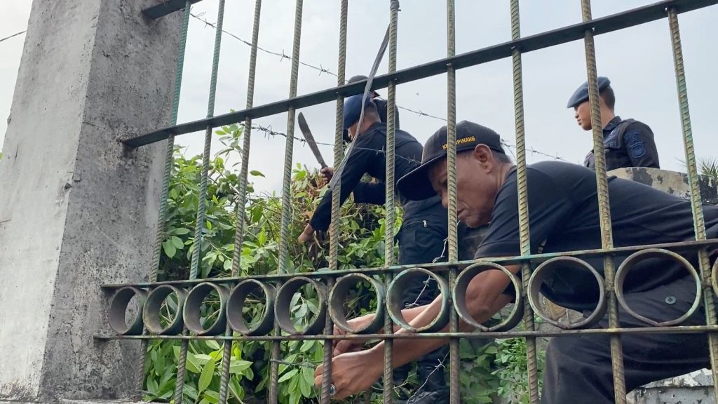 Batalyon B Pelopor Satbrimob dan Warga Cipinang Bersatu Bersihkan Lingkungan 3 IMG 20251207 WA0204