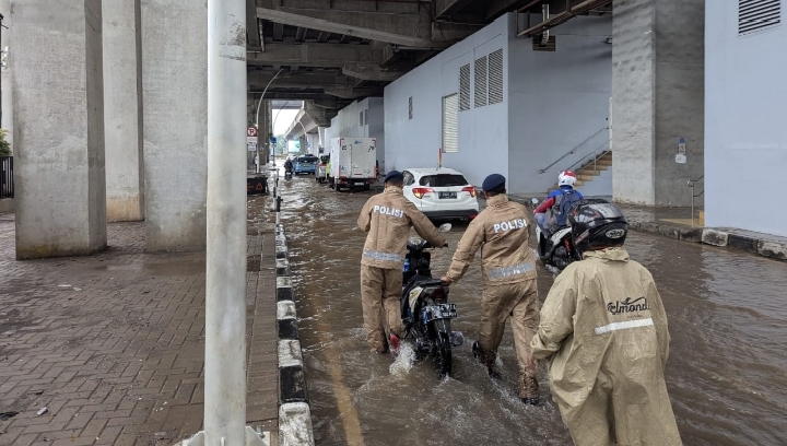 Siaga Banjir, Brimob PMJ Bergerak Cepat Amankan Warga Ibu Kota 2 1768217222016