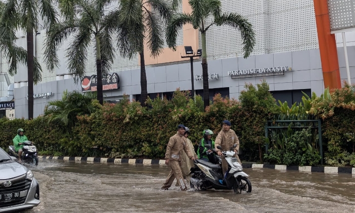 Siaga Banjir, Brimob PMJ Bergerak Cepat Amankan Warga Ibu Kota 1 1768217250512