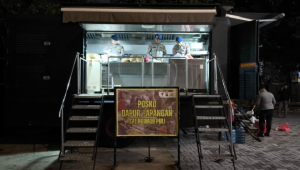 Brimob Polda Metro Dirikan Dapur Lapangan, Ringankan Beban Warga Banjir di Jakut