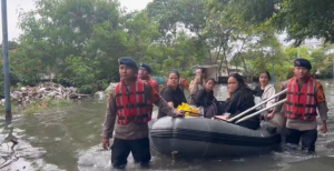 Brimob Gerak Cepat Evakuasi Warga Puri Kartika