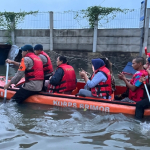 Villa Mutiara Pluit Terendam Banjir, Brimob Polda Metro Jaya Evakuasi Warga