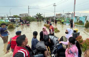 Brimob PMJ Terus Evakuasi Warga Terdampak Banjir di Perumahan The Nebraska Terrace