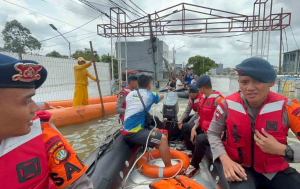 Tim SAR Brimob Sigap Evakuasi Warga Terdampak Banjir di Total Persada Priuk