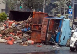Truk Sampah DLH Bekasi Terguling di Simpang Pekayon, Lalin Sempat Tersendat
