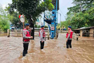 Brimob PMJ Siagakan Tim SAR Hadapi Banjir Bendungan Polor Cipondoh