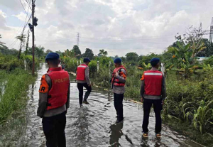 Patroli SAR Batalyon C Satbrimob Siaga Banjir Cipondoh