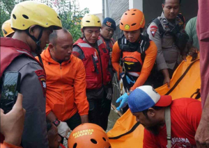 Brimob Polda Metro Jaya Sigap Tangani Banjir Bekasi