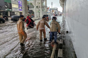 Brimob PMJ Tanggap Bantu Warga Terdampak Banjir