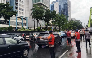 Siaga Banjir, Brimob PMJ Bergerak Cepat Amankan Warga Ibu Kota