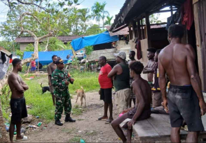 Babinsa Koramil Kokonao Manfaatkan Komsos untuk Perkuat Silaturahmi dengan Warga Binaan