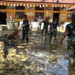 Aksi Taruna Akademi TNI Bersihkan Sekolah Pascabanjir di Aceh Tamiang